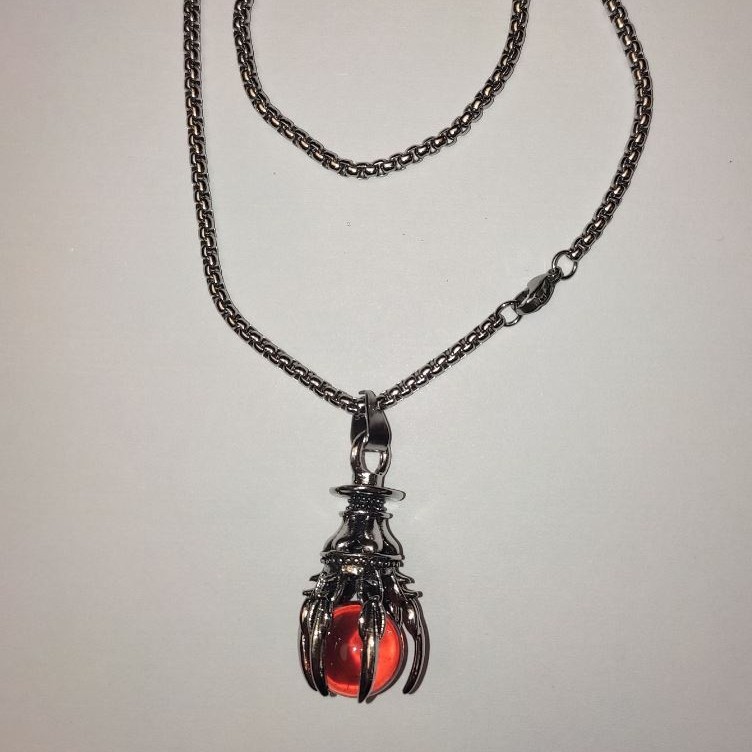 Přívěšek „Koule v tlapě“ oranžový 40×18 mm na řetízku, délka 70 cm