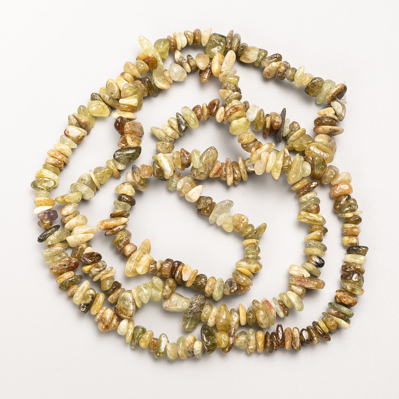 Korálky granátu grossular, jemné fragmenty na niti, průměr 7×3 mm, délka 82 cm