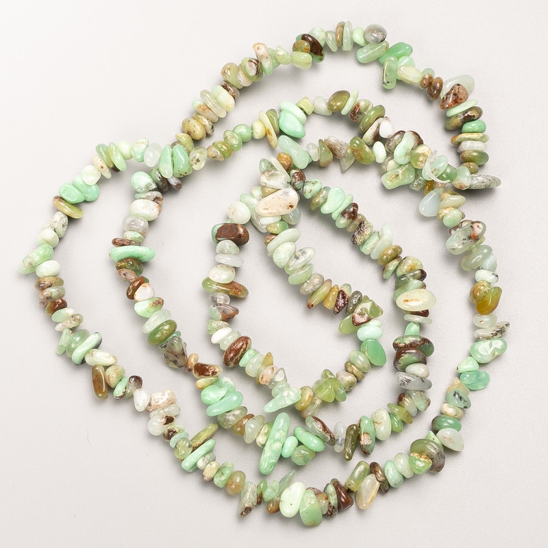 Korálky z chrysoprasu – přírodní kámen, drobné kousky navlečené na šňůrce, průměr 7×3 mm, délka 80 cm