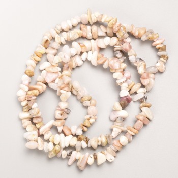 Korálky z růžového opálu, přírodní kámen, drobné kousky navlečené na niti, průměr 9×4 mm (+/-), délka 80 cm