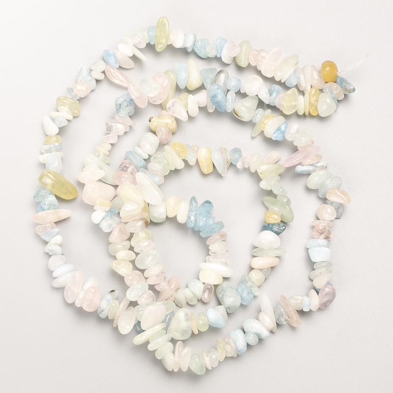 Korálky Morganit – přírodní drť na vlascu, průměr 9×3 mm, délka 80 cm