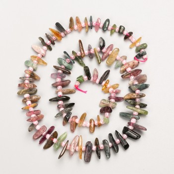 Čipové korálky z turmalínu z přírodního kamene «Jehla» na niti, průměr 14×4–7×2 mm ±, délka 40 cm ±, s drobnými korálkami o průměru 3 mm