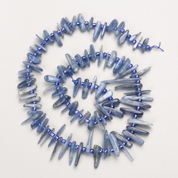 Korálky z kianitu, drobná zrnka ve tvaru «Jehla» na niti, průměr 28×2–10×2 mm ±, délka 40 cm ± s biserem, průměr 3 mm