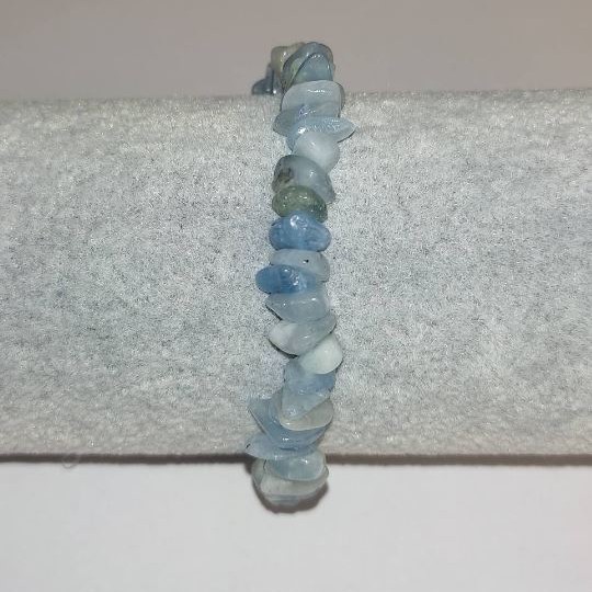 Náramek z přírodního akvamarínu, drobné 6–7 mm × 3 mm ±, obvod 18 cm