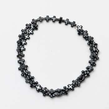 Korálky z hematitu ve tvaru kříže, průměr 6×6×3 mm ±, délka 39 cm ± na niti