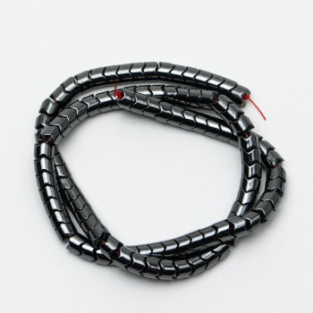 Korálky z hematitu zigzag, průměr 6×5 mm, délka 39 cm, na šňůrce