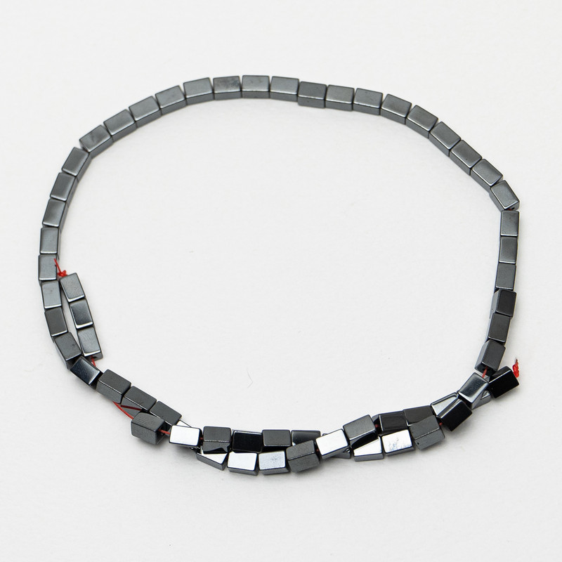 Hematitové korálky obdélníkové, rozměry 4×6 mm, délka 38 cm, navlečené na niti