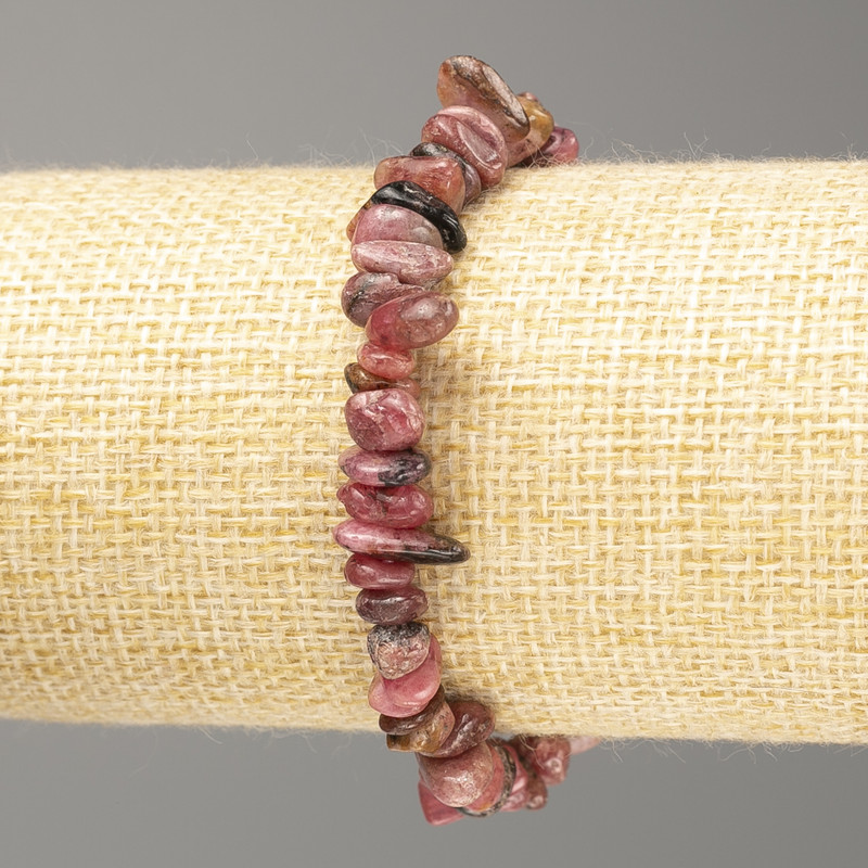 Náramek z rhodonitu, drobné kousky přírodního kamene, průměr 7×3 mm ±, délka 18 cm (elastický)
