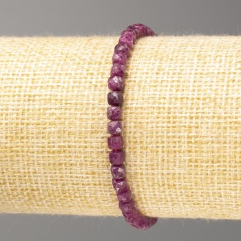 Náramek z rubínu, přírodní kámen, broušené kubické korálky, průměr 4 mm, délka 18 cm (elastický)