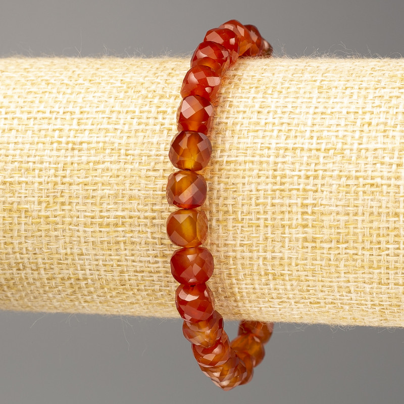 Náramek z karneolu, přírodní kámen, broušené kubíky, průměr 7 mm ±, délka 18 cm (elastická šňůrka)