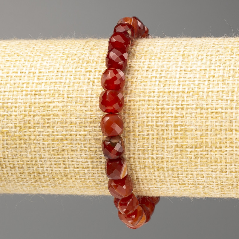 Náramek z karneolu, přírodní kámen, broušené kostky, průměr cca 7 mm, délka 18 cm (elastický)