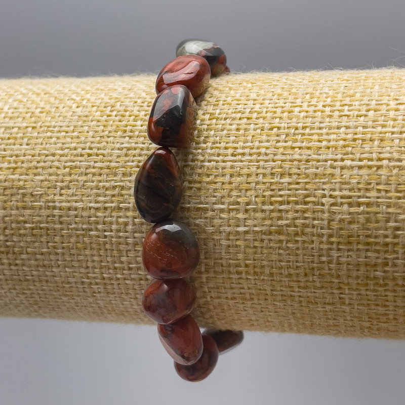 Náramek z červeného jaspisu, broušené korálky (8×13 mm), délka 18 cm (elastický)