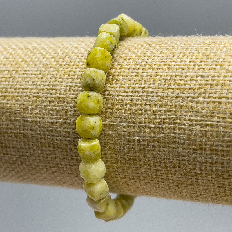 Náramek ze žlutého jadeitu, přírodní kámen, broušené kubické korálky, průměr 6,5 mm, délka 18 cm (elastický)