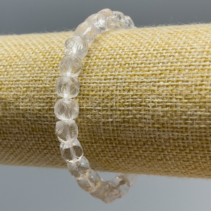 Náramek z horského křišťálu, brusované kubíky, průměr 7,5 mm, délka 18 cm (elastický)