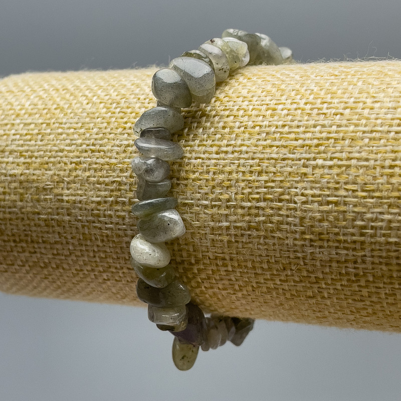 Náramek z labradoritu z přírodního kamene, drobné kamenné kousky, průměr 9×4 mm ±, délka 18 cm (elastický)