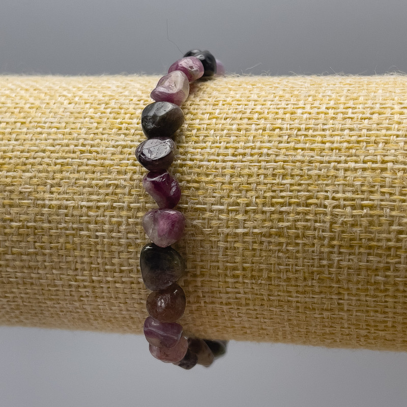Náramek z přírodního turmalínu – facettované korálky, průměr 5×7 mm, délka 18 cm (elastický)