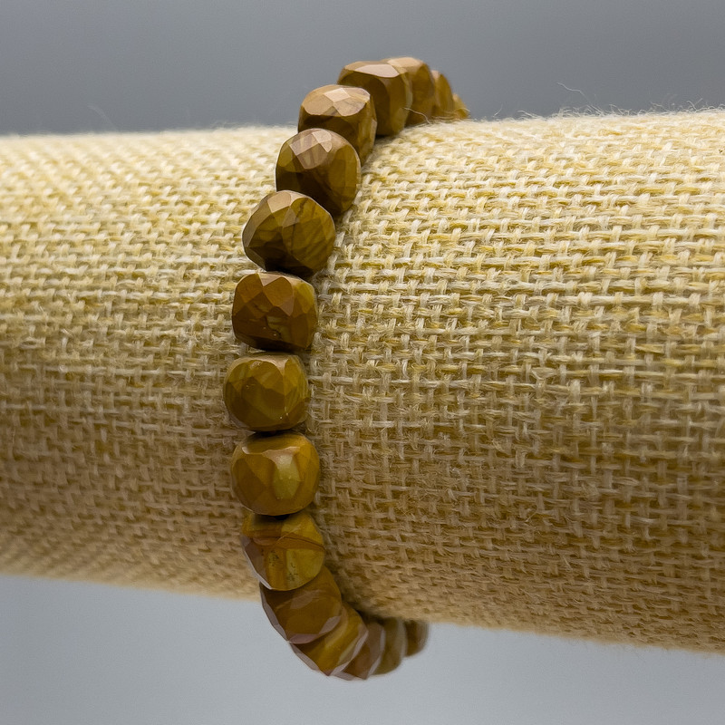 Náramek z dřevěného jaspisu, broušené kubické korálky, průměr cca 7 mm, délka 18 cm (elastický)