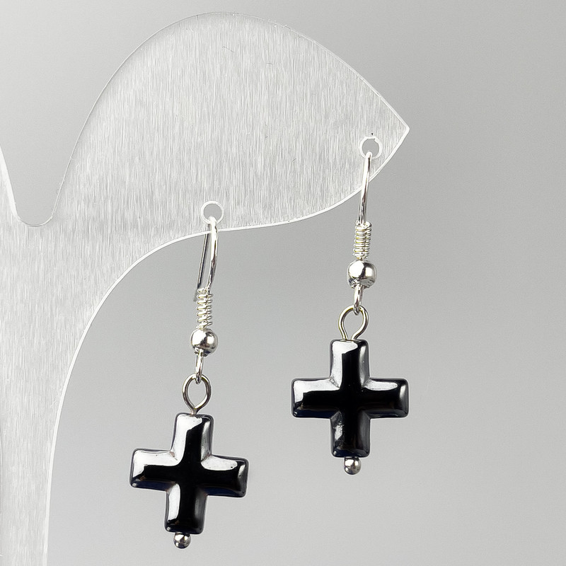 Náušnice z hematitu ve tvaru kříže, průměr 12 mm, délka 38 mm