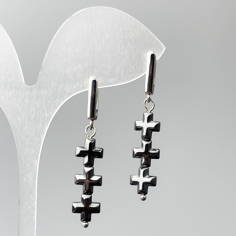 Náušnice s hematitem ve tvaru kříže, rozměr 8×26 mm ±, délka 43 mm