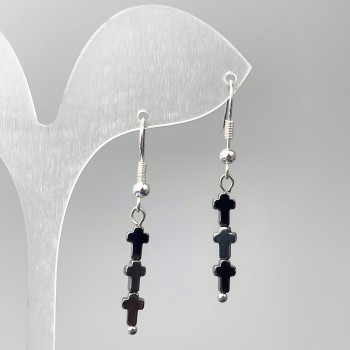 Náušnice z hematitu – kříže, rozměry prvků 4×21 mm, délka cca 43 mm