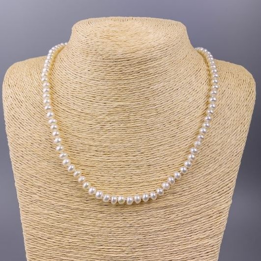 Náhrdelník z říčních perel o průměru 5×4 mm, délka 49 cm