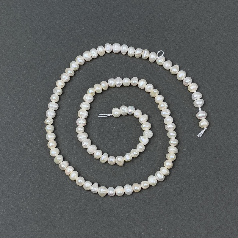 Říční perly s odstínem „benzín“ na niti, průměr 5×4 mm+-, délka 35 cm+