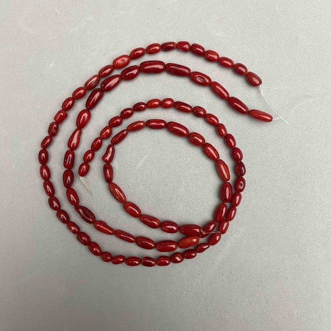 Přírodní korálová zrna, průměr 7–11×5–6 mm, různorodé velikosti, délka 41 cm, na niti