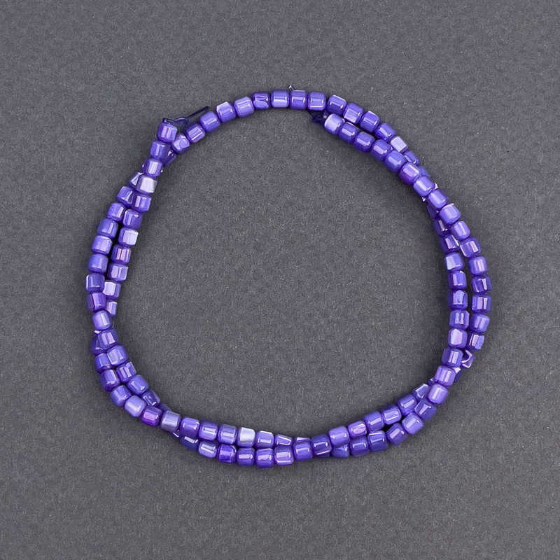 Barvené perleťové cylindrické korálky fialového odstínu, průměr 3,5×3,5 mm, délka cca 40 cm, na vlascu