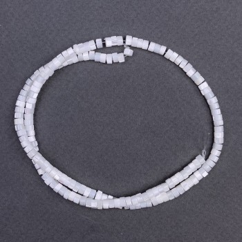 Tonované bílé perleťové korálky ve tvaru disku, průměr cca 4×2 mm, délka cca 40 cm, na vlasové niti