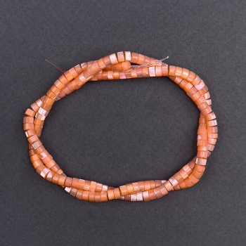 Diskové korálky z perleti v meruňkovém odstínu, průměr cca 4×2 mm, délka 40 cm, na niti