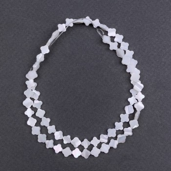 Perleťové korálky ve tvaru čtyřlístku, průměr 6×2 mm, délka cca 39 cm, na vlascu