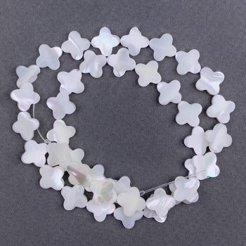 Perleťové korálky ve tvaru trojlístku, průměr 12×3 mm, délka cca 39 cm, na niti