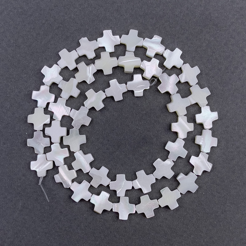 Perleťové korálky ve tvaru křížku, průměr 8×8×3 mm, délka 39 cm na niti