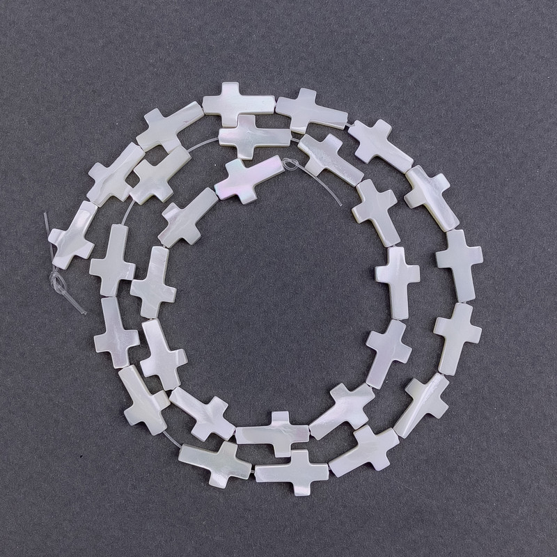 Perleťové korálky ve tvaru křížku, průměr 8×14×3 mm, délka 39 cm ± na niti