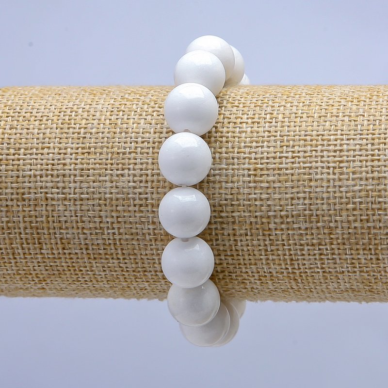 Náramek na gumičce z bílého achátu, hladké korálky, průměr 12 mm, délka 18 cm