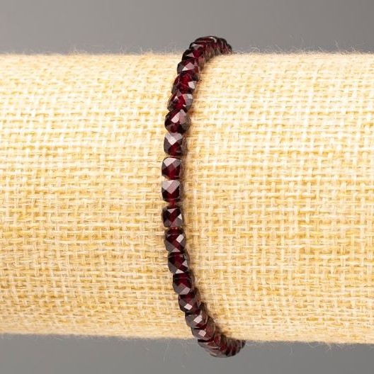 Náramek z granátu, přírodní kámen, broušené kostky, průměr 4 mm, délka 18 cm (na gumičce)