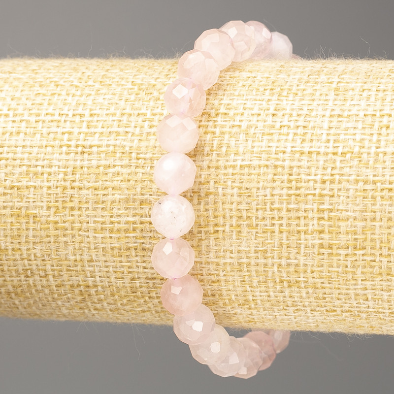 Náramek z růžového křemene, facetované korálky, průměr 8 mm, délka 18 cm (elastický)