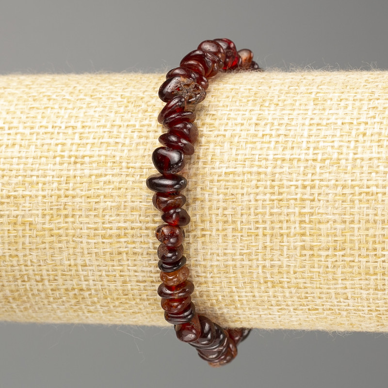 Náramek z přírodního granátu – granátové drobky, průměr 8–5×3 mm (±), na elastické gumičce, délka 18 cm