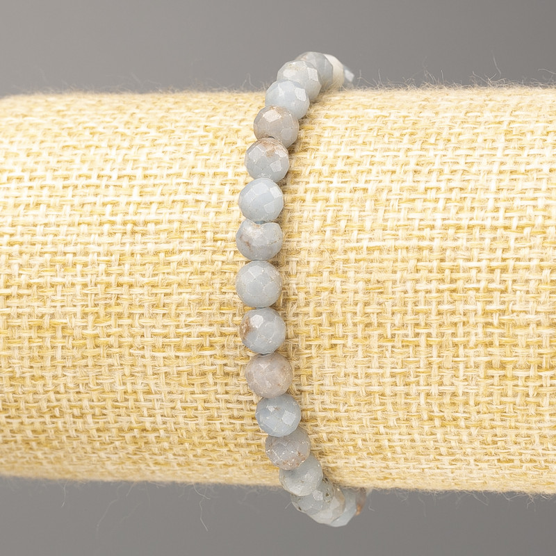 Náramek z přírodního akvamarínu – broušená kulička na elastické niti, průměr 5 mm ±, délka 18 cm (elastický)