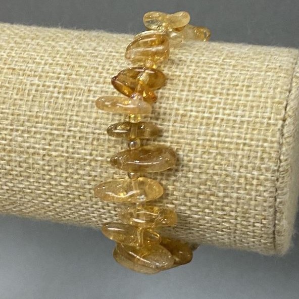 Náramek z přírodního citrínu, čipy ve tvaru jehly, průměr 12×5 mm ±, s korálky o průměru 3 mm ±, délka 18 cm (elastický)