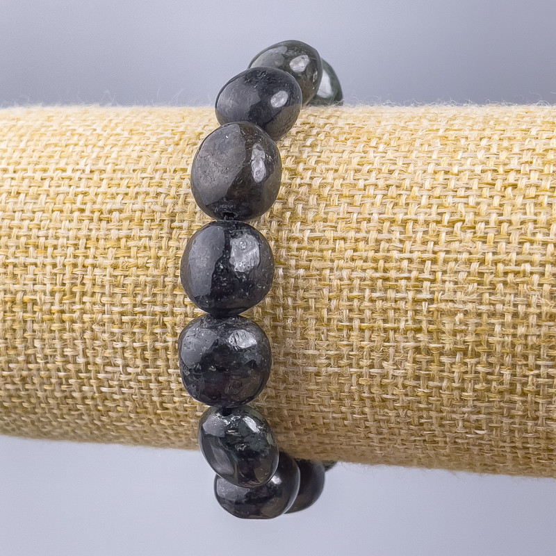 Náramek ze serafinitu, přírodní kámen, galvanizovaný povrch, průměr 12×14 mm, délka 18 cm (elastický)