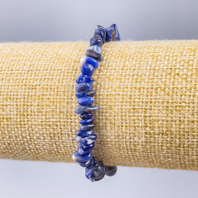 Náramek ze sodalitu, drobné kamínky, průměr 8×4 mm ±, délka 18 cm (elastický)