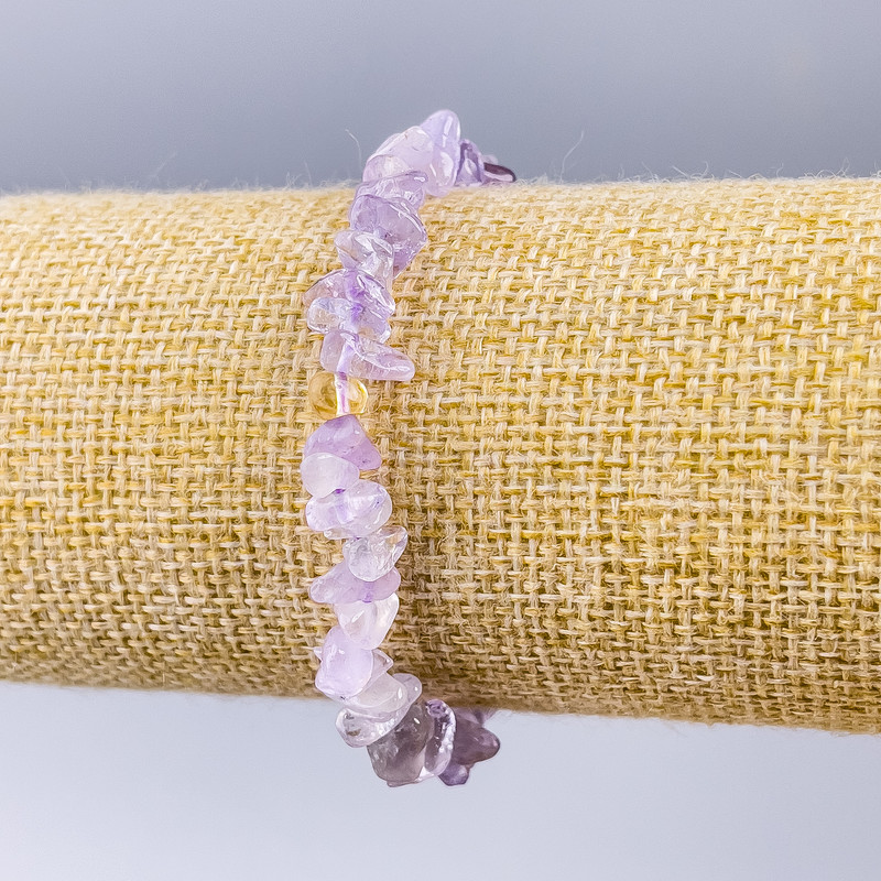 Náramek z ametystu, drcené kuličky o průměru 5×2 mm, délka 18 cm (elastický)