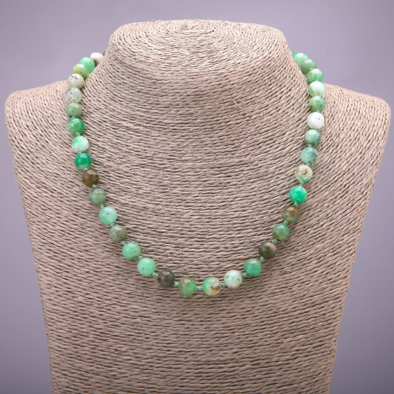 Náhrdelník z chrysoprasu na niti, hladká korálka, průměr 8 mm, délka 45 cm