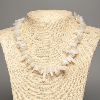 Náhrdelník z adularitu – drobné jehličky «jehlička», průměr 18×5 mm, délka 48 cm +