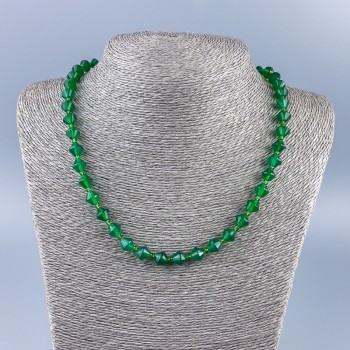Náhrdelník z přírodního chrysoprasu, rhombové korálky o rozměrech cca 8×8 mm ±, s biserem 2,5 mm, délka 48 cm
