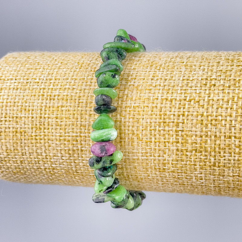 Náramek z přírodního zozitu – drobné fragmenty, průměr 8×4 mm, délka 18 cm (elastický)