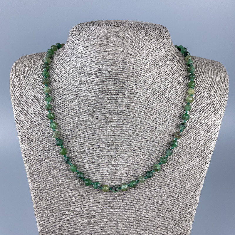 Náhrdelník z přírodního kamene chrysoprasu s brusovanými kuličkami o průměru 6 mm, délka 52 cm +