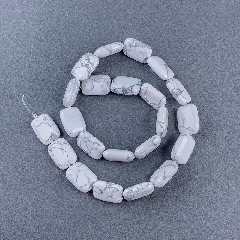 Korálky z přírodního kacholongu, obdélníkové, rozměry 13×18×6 mm, 5 mm ±, délka cca 40 cm na niti