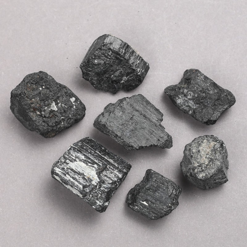 Suvenýr neopracovaný kámen turmalín šorl (cena za 100 g.)